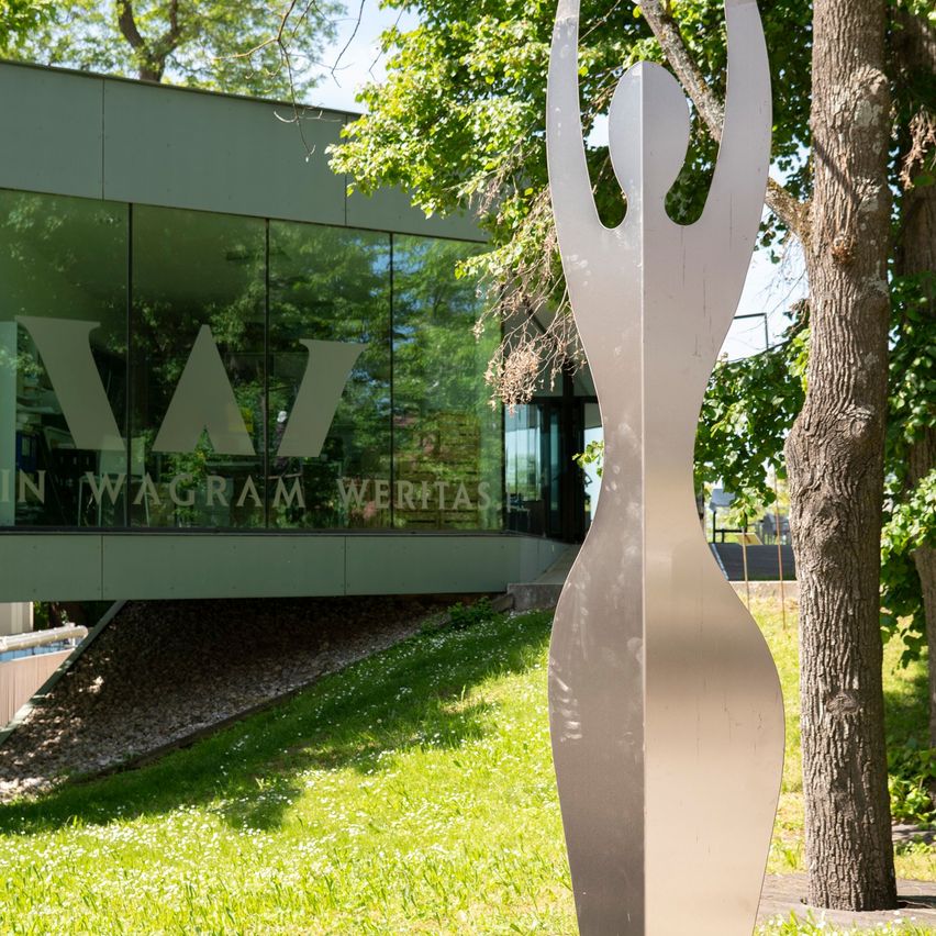 WeinkniginvordemWeritasFotoWalterKvapil