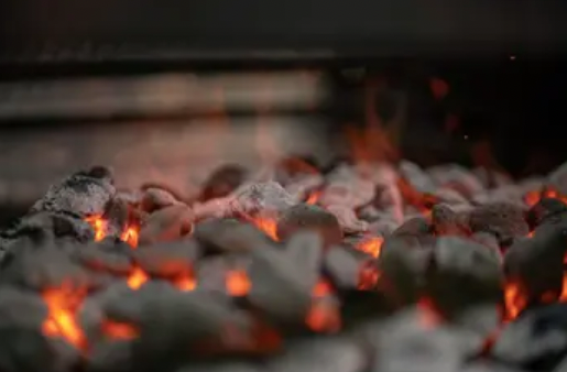 Bild enthält, Mountain, Nature, Outdoors, Bonfire, Fire, Flame, Eruption, Volcano