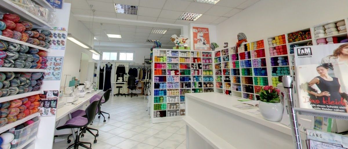 Bild enthält, Indoors, Building, Adult, Female, Person, Woman, Beauty Salon, Chair, Shop, Supermarket