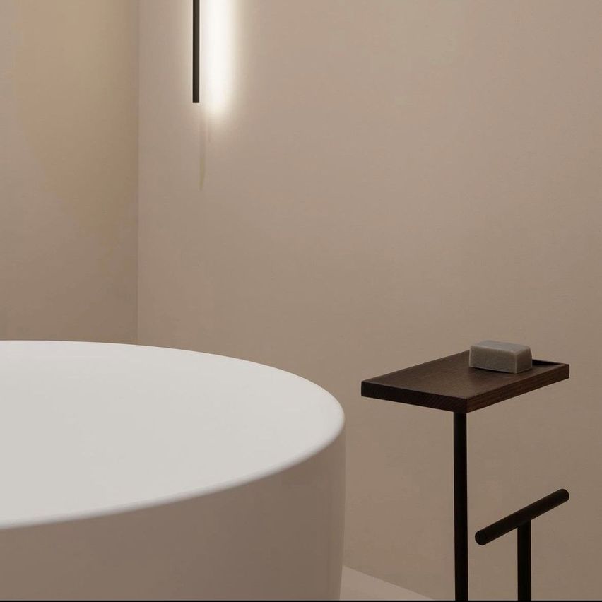 Bild enthält, Lamp, Furniture, Table, Bathing, Tub, Bathtub