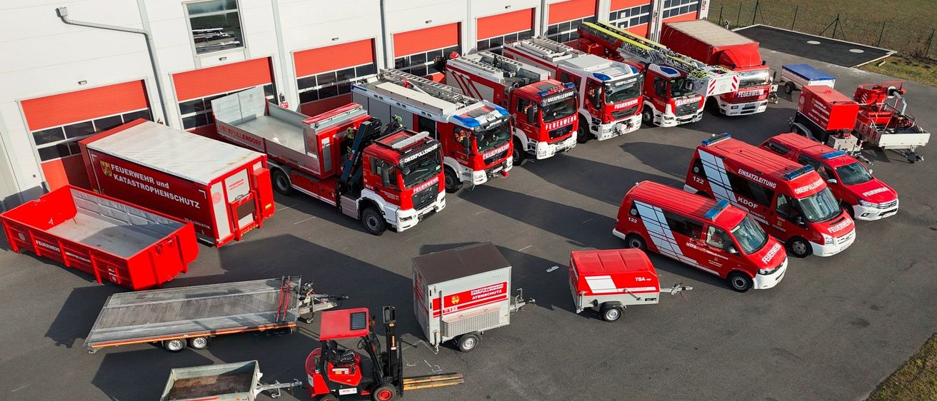 Bild enthält, Transportation, Truck, Vehicle, Car, Fire Truck, Fire Station, Lawn Mower, Tool, Person, Wheel