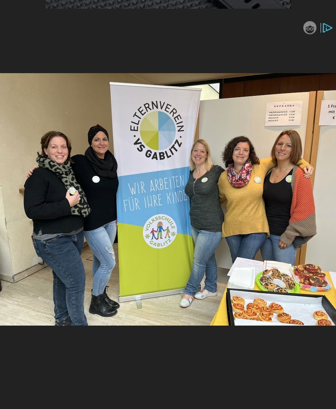 Bild enthält, Advertisement, Poster, Pants, Adult, Female, Person, Woman, Jeans, People, Shoe