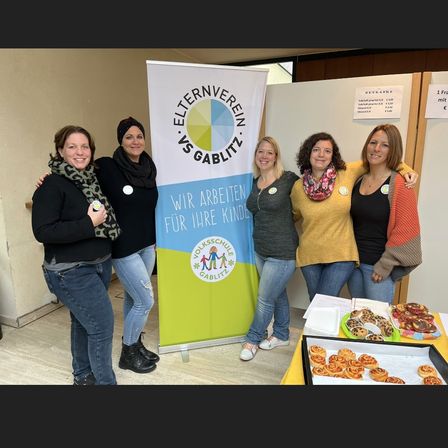 Bild enthält, Advertisement, Poster, Pants, Adult, Female, Person, Woman, Jeans, People, Shoe