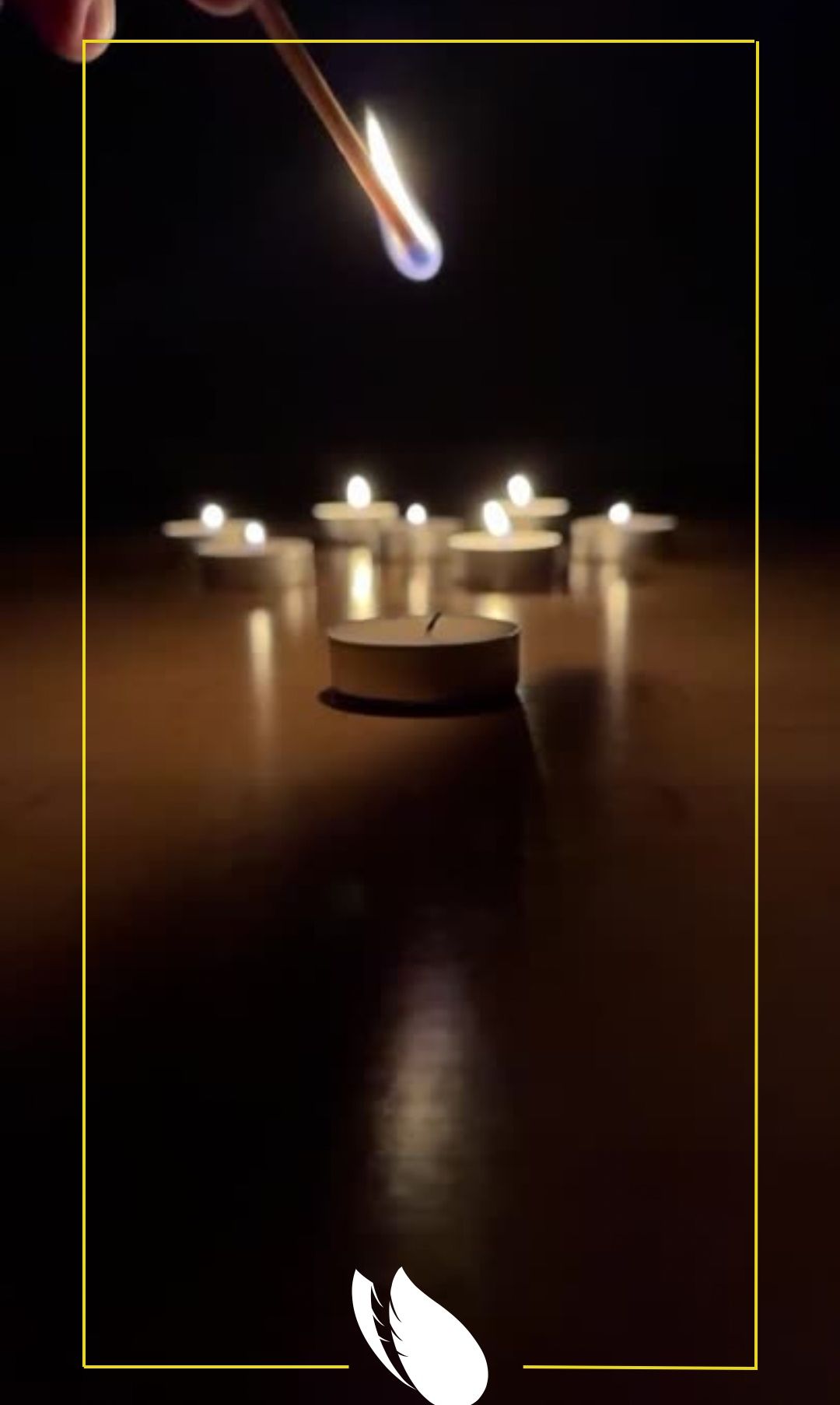 Sieben Kerzen sind in einer Reihe auf einem Holztisch angezündet. Die Kerzen haben verschiedene Größen und Formen.