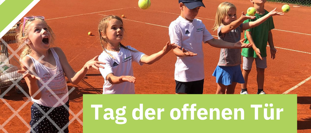Tennisplatz mit spielenden Kindern. Rechts befindet sich ein Werbebanner, auf dem der Text 'Tag der offenen Tür' steht.
