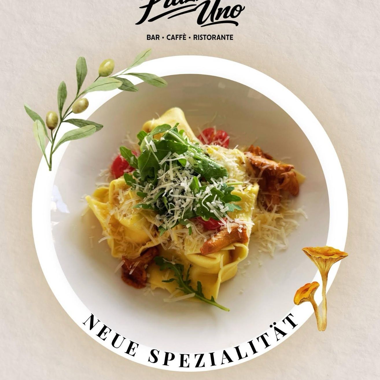 Ein Teller Pasta mit Pfifferlingen, Tomaten und Kräutern, präsentiert in einer runden Schale mit weißem Rand. Das Bild zeigt einen Zweig mit grünen Blättern und einigen Oliven. Der Text 'Neue Spezialität' ist in der unteren rechten Ecke zu sehen.