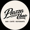 Das Logo für Piazza Uno, ein Bar, Café und Restaurant, zeigt ein stilisiertes 'Piazza Uno' in Schwarz auf einem weißen Kreis mit schwarzem Rand.