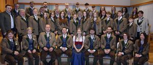 Bild enthält, Groupshot, Person, People, Adult, Female, Woman, Male, Man, Formal Wear, Suit