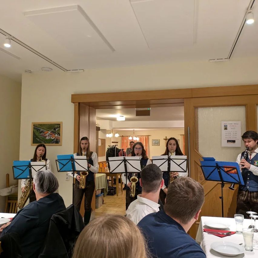 Bild enthält, People, Person, Adult, Male, Man, Cup, Crowd, Student, Indoors, Face