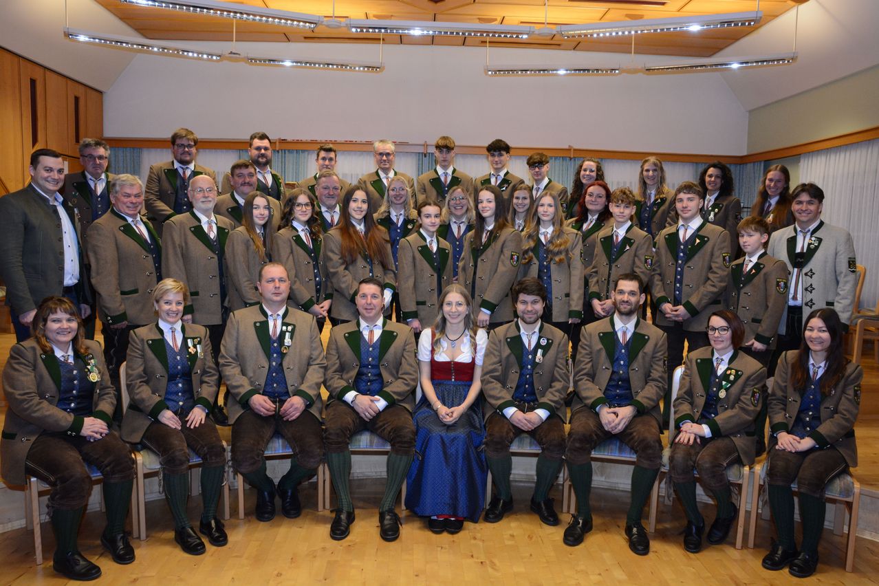 Bild enthält, Groupshot, Person, People, Adult, Female, Woman, Male, Man, Formal Wear, Suit