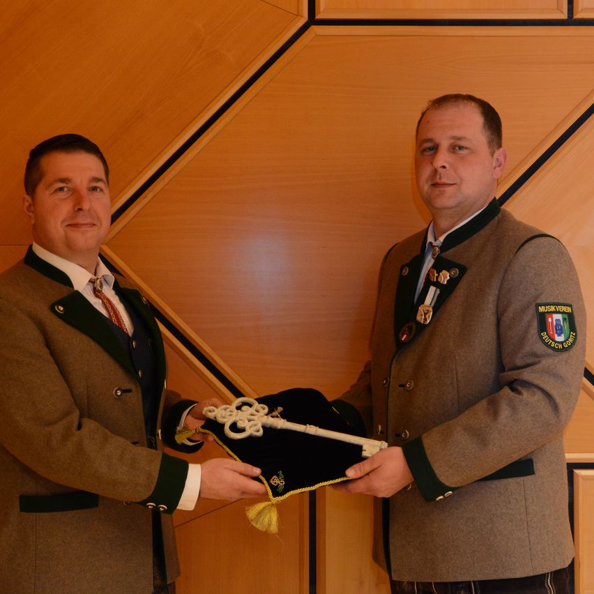 Bild enthält, Captain, Officer, Person, Formal Wear, Suit, Adult, Male, Man, Sword, Coat