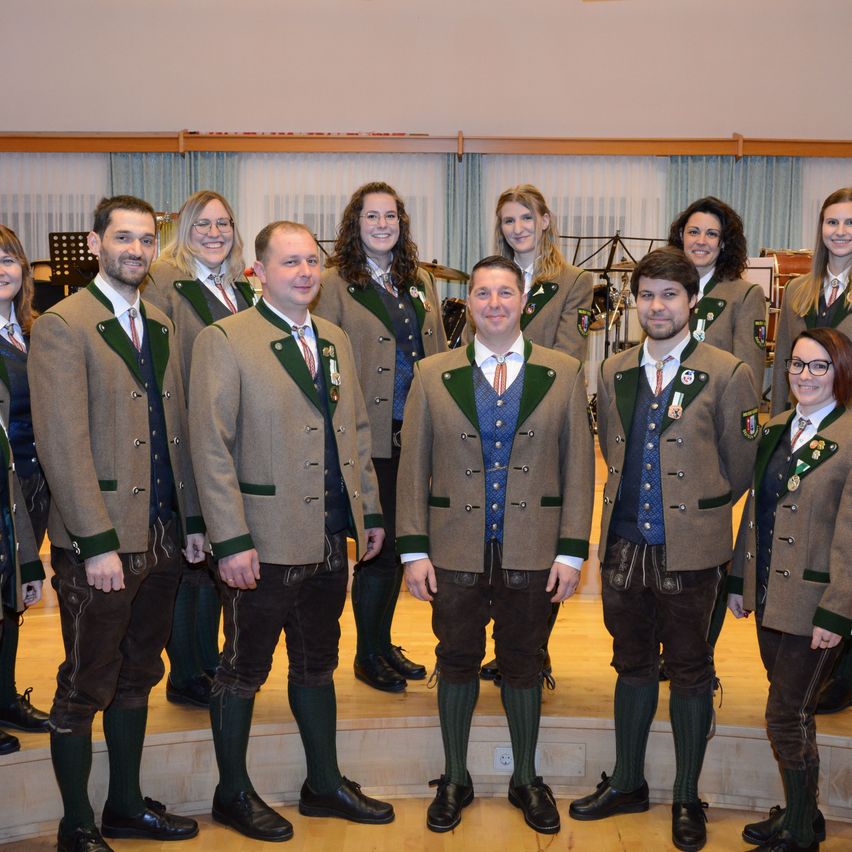 Bild enthält, People, Person, Groupshot, Coat, Adult, Male, Man, Female, Woman, Blazer