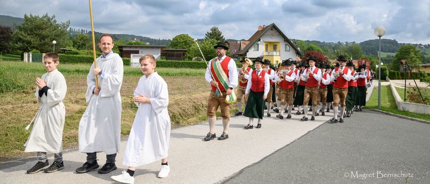Bild enthält, People, Person, Cross, Symbol, Boy, Child, Male, Clothing, Footwear, Shoe