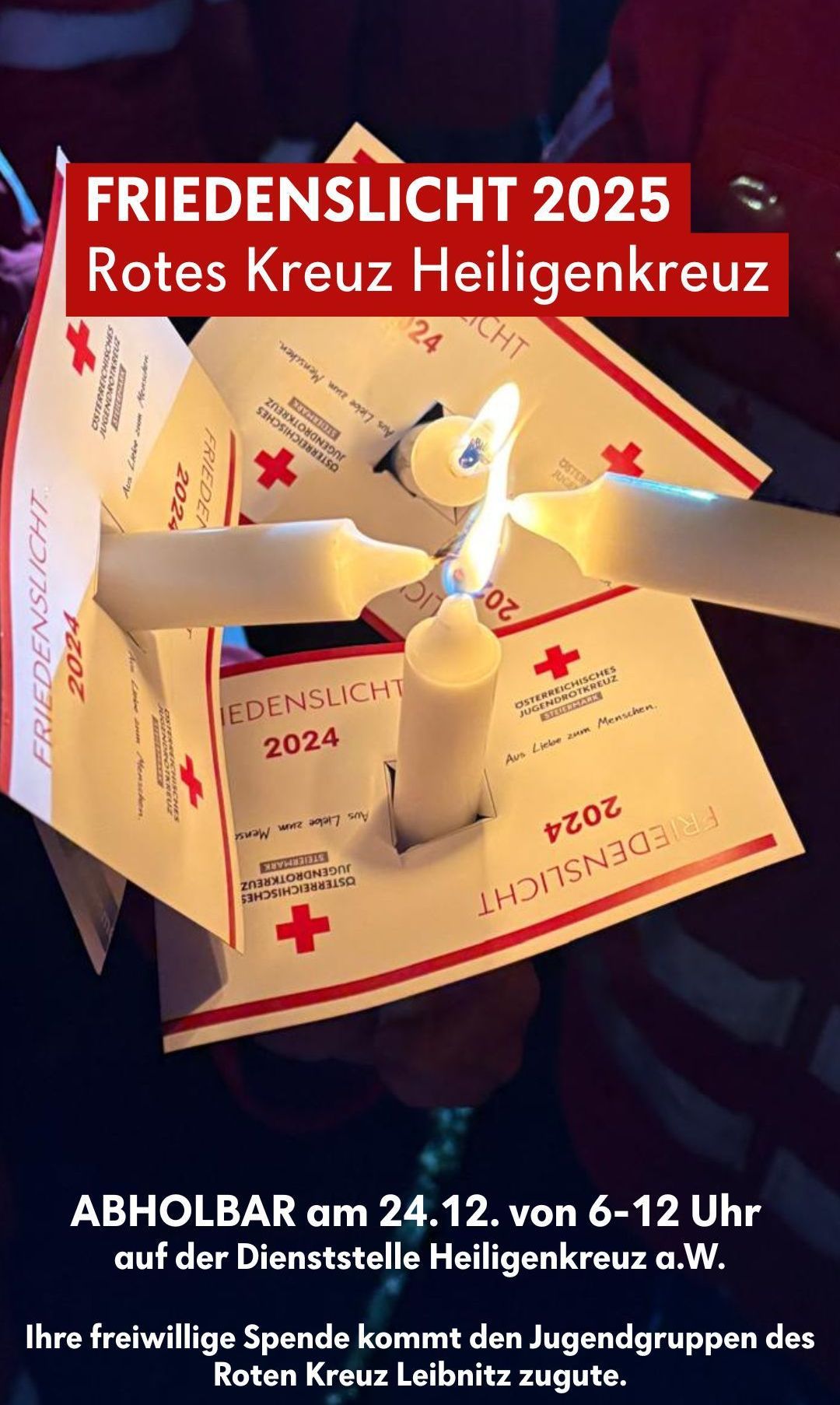 Eine Gruppe brennender Kerzen auf Karten mit dem Text 'Friedenslicht 2024' und 'Rotes Kreuz'. Die Karten haben rote Kreuze und werden in der Hand einer Person gehalten.