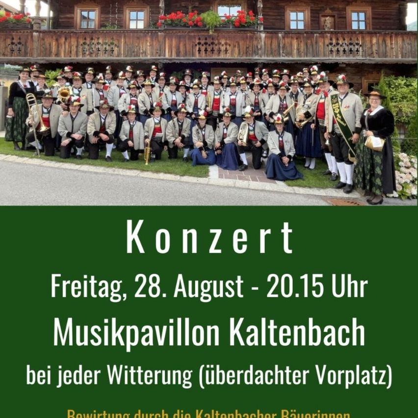 Ein Gruppenfoto einer Blaskapelle in traditioneller Kleidung, vor einem Holzgebäude mit roten Blumen, auf einem grünen Plakat, das ein Konzert am 28. August um 20:15 Uhr im Musikpavillon Kaltenbach ankündigt.
