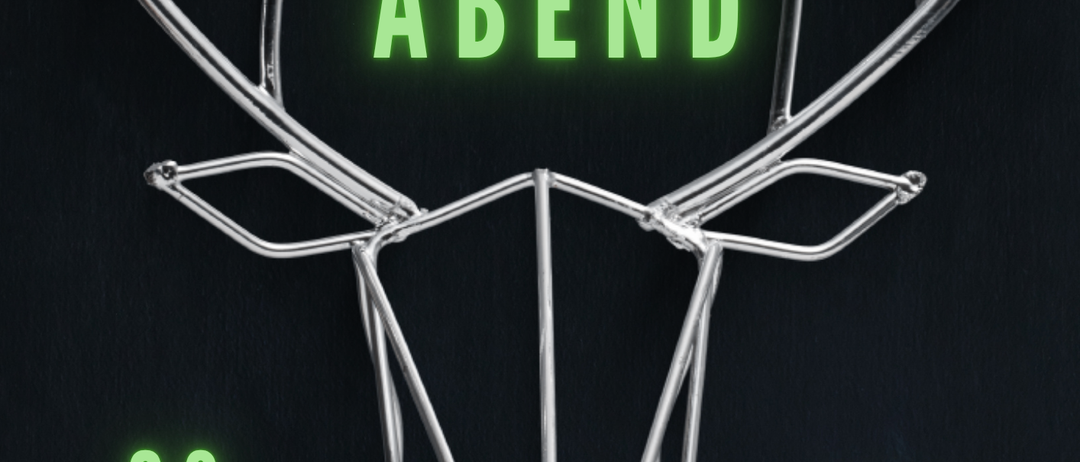 Ein Neonschild mit einer Hirschkopfsilhouette auf schwarzem Hintergrund. Die Worte 'WILD ABEND' sind prominent in Grün angezeigt. Unten sind das Datum '23 OKT 2026' und die Uhrzeit '18UHR' zu sehen.