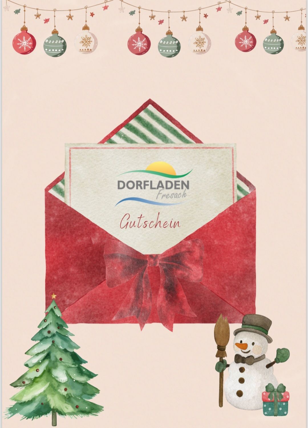 Ein offenes rotes Kuvert mit einer Schleife und einer Karte, auf der Dorfladen Freschach Gutschein steht, neben einem Weihnachtsbaum und einem Schneemann.