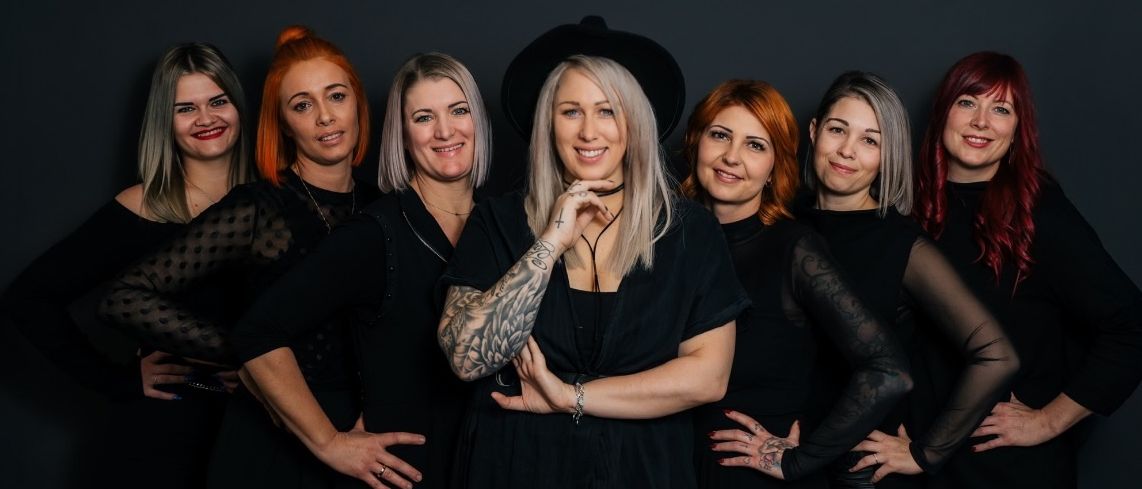 Bild enthält, Groupshot, Person, Adult, Female, Woman, Face, Happy, Head, Smile, Necklace