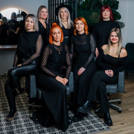 Bild enthält, Groupshot, Person, Adult, Female, Woman, People, Face, Head, Smile, Dress