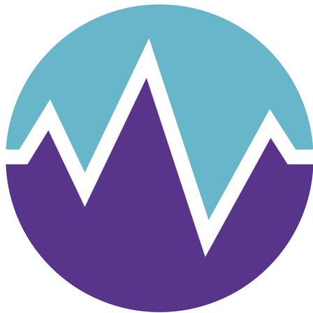 Ein kreisförmiges Logo mit einem Bergkettendesign, das oben einen hellblauen und unten einen tiefen lila Farbverlauf aufweist, vor schwarzem Hintergrund.