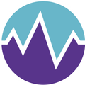 Ein kreisförmiges Logo mit einem Bergkettendesign, das oben einen hellblauen und unten einen tiefen lila Farbverlauf aufweist, vor schwarzem Hintergrund.