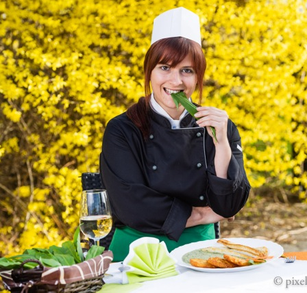Bild enthält, Adult, Female, Person, Woman, Hat, Face, Head, Plate, Photography, Fork