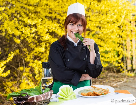 Bild enthält, Adult, Female, Person, Woman, Hat, Face, Head, Plate, Photography, Fork