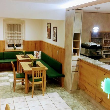 Bild enthält, Indoors, Furniture, Table, Interior Design, Lounge, Living Room, Dining Room, Dining Table, Floor, Chair