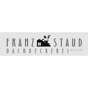 Ein Logo für Franz Staud Dachdeckerei, ein Dachdeckerunternehmen, mit einer Person, die ein Werkzeug über einer Haussilhouette hält.