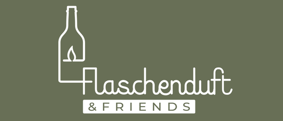 Ein Logo mit einer Flasche, in der eine brennende Kerze steht, beschriftet mit 'Flaschenduft & Friends' auf grünem Hintergrund.