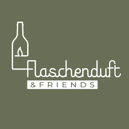 Das Logo von Flaschenduft und Friends zeigt eine Flasche mit einer brennenden Kerze darin, vor einem grünen Hintergrund.