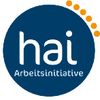 Das Logo für hai Arbeitsinitiative zeigt einen blauen Kreis mit weißem Text und weißer Umrandung, zusammen mit orangefarbenen Punkten.