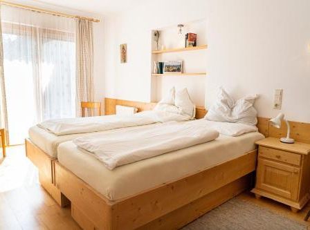 Bild enthält, Indoors, Interior Design, Furniture, Home Decor, Bed, Bedroom, Room, Dorm Room