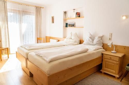 Bild enthält, Indoors, Interior Design, Furniture, Home Decor, Bed, Bedroom, Room, Dorm Room