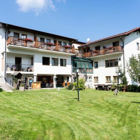 Bild enthält, Architecture, Building, House, Housing, Villa, Grass, Plant, Hotel, Resort, Lawn