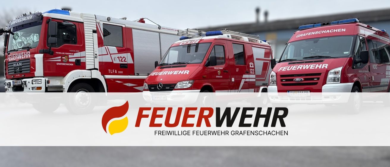 Drei rote Feuerwehrfahrzeuge sind geparkt. Das mittlere Fahrzeug trägt die Aufschrift 'Feuerwehr' und die Nummer 122. Das Logo unten lautet 'Feuerwehr Freiwillige Feuerwehr Grafenschachen.'