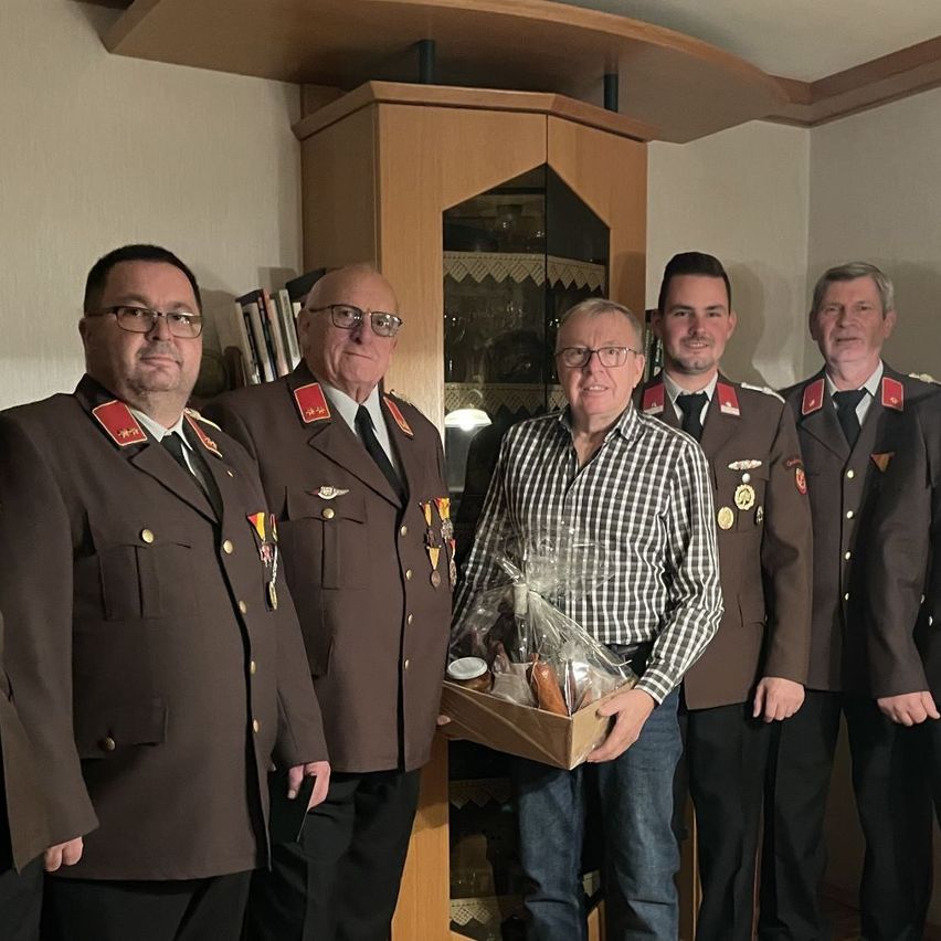 Bild enthält, Officer, Person, Adult, Male, Man, Military, Military Officer, Tie, Coat, Glasses