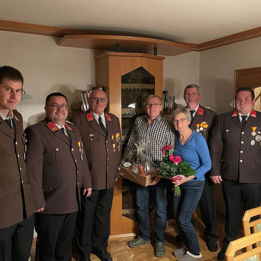 Bild enthält, Blazer, Jacket, Flower Arrangement, Flower Bouquet, Officer, Person, Adult, Male, Man, Pants