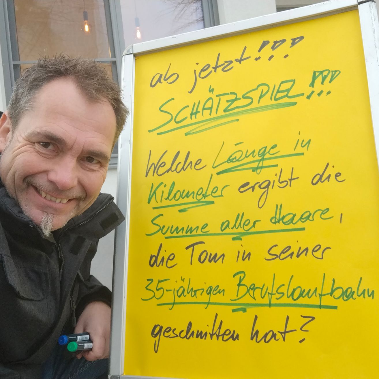 Bild enthält, Handwriting, Text, White Board, Adult, Male, Man, Person, Face, Portrait, Jacket