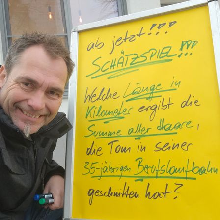 Bild enthält, Handwriting, Text, White Board, Adult, Male, Man, Person, Face, Portrait, Jacket