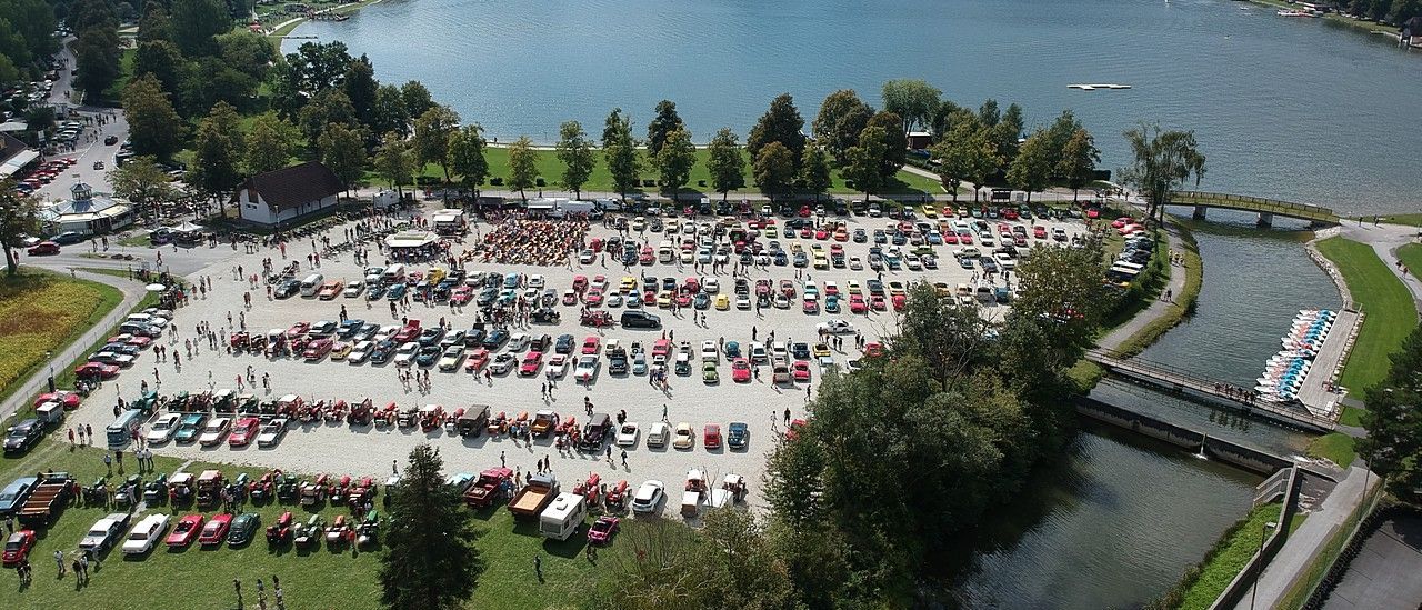 Bild enthält, Outdoors, Lake, Nature, Water, Aerial View, Building, Bridge, Vehicle, Car, Parking Lot