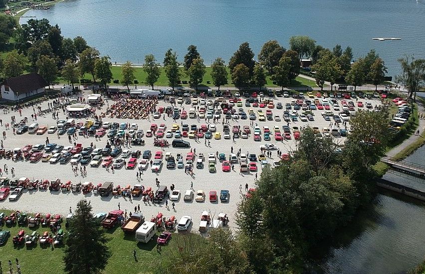 Bild enthält, Outdoors, Lake, Nature, Water, Aerial View, Building, Bridge, Vehicle, Car, Parking Lot