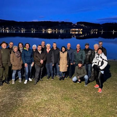 Bild enthält, Groupshot, Person, People, Coat, Adult, Female, Woman, Jacket, Jeans, Shoe