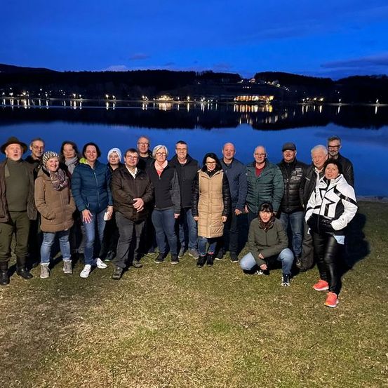 Bild enthält, Groupshot, Person, People, Coat, Adult, Female, Woman, Jacket, Jeans, Shoe