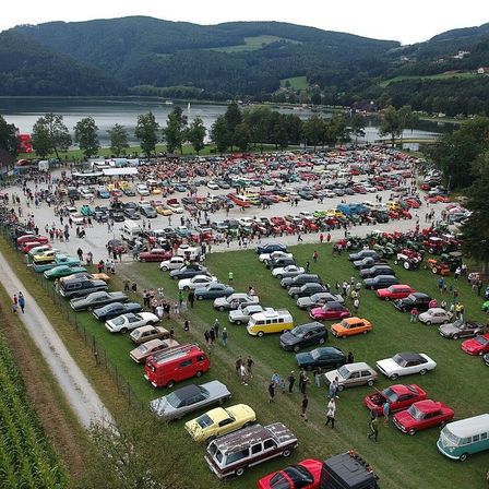 Bild enthält, Outdoors, Transportation, Vehicle, Car, Aerial View, Parking Lot, Person, Motorcycle, Machine, Wheel