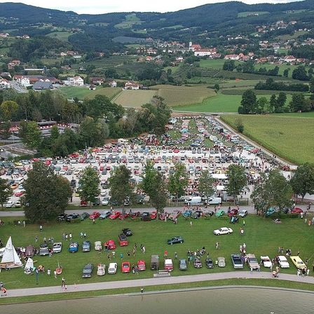 Bild enthält, Outdoors, Aerial View, Grass, Nature, Park, Car, Vehicle, Person, Parking Lot, Urban