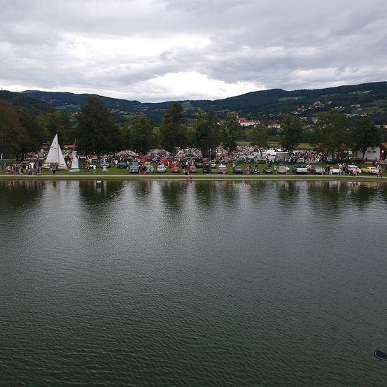 Bild enthält, Nature, Outdoors, Scenery, Lake, Water, Pond, Waterfront, City, Landscape, Boat