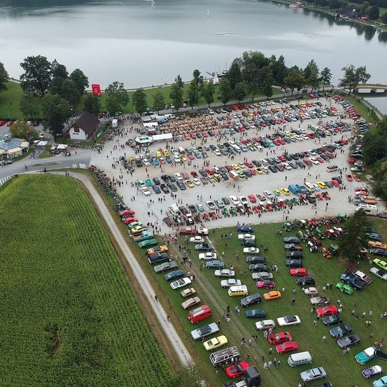Bild enthält, Outdoors, Aerial View, Architecture, Building, Transportation, Vehicle, Car, Parking Lot, Person