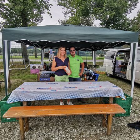 Bild enthält, Shelter, Grass, Adult, Female, Person, Woman, Male, Man, Glasses, Table