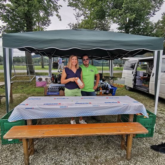 Bild enthält, Shelter, Grass, Adult, Female, Person, Woman, Male, Man, Glasses, Table